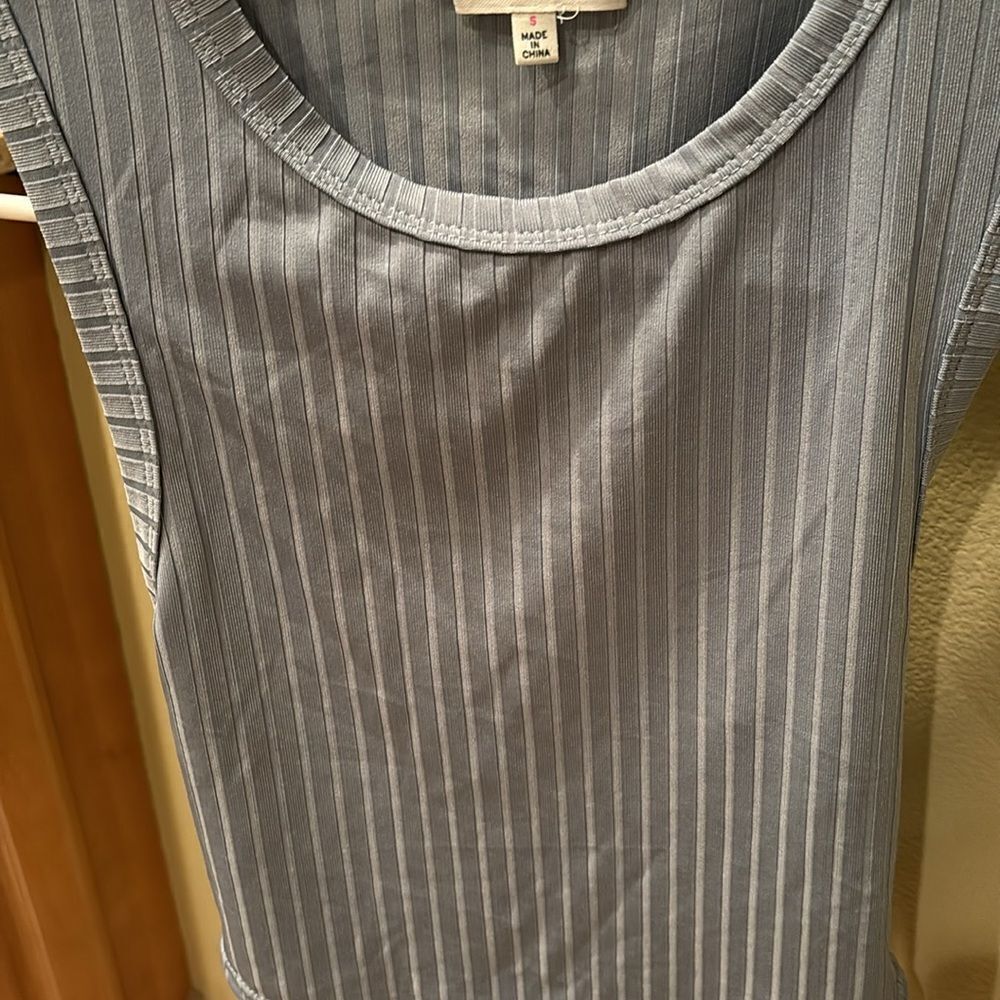Better Be woman's silky baby blue striped shirt with a cut out in the back - Picture 4 of 12